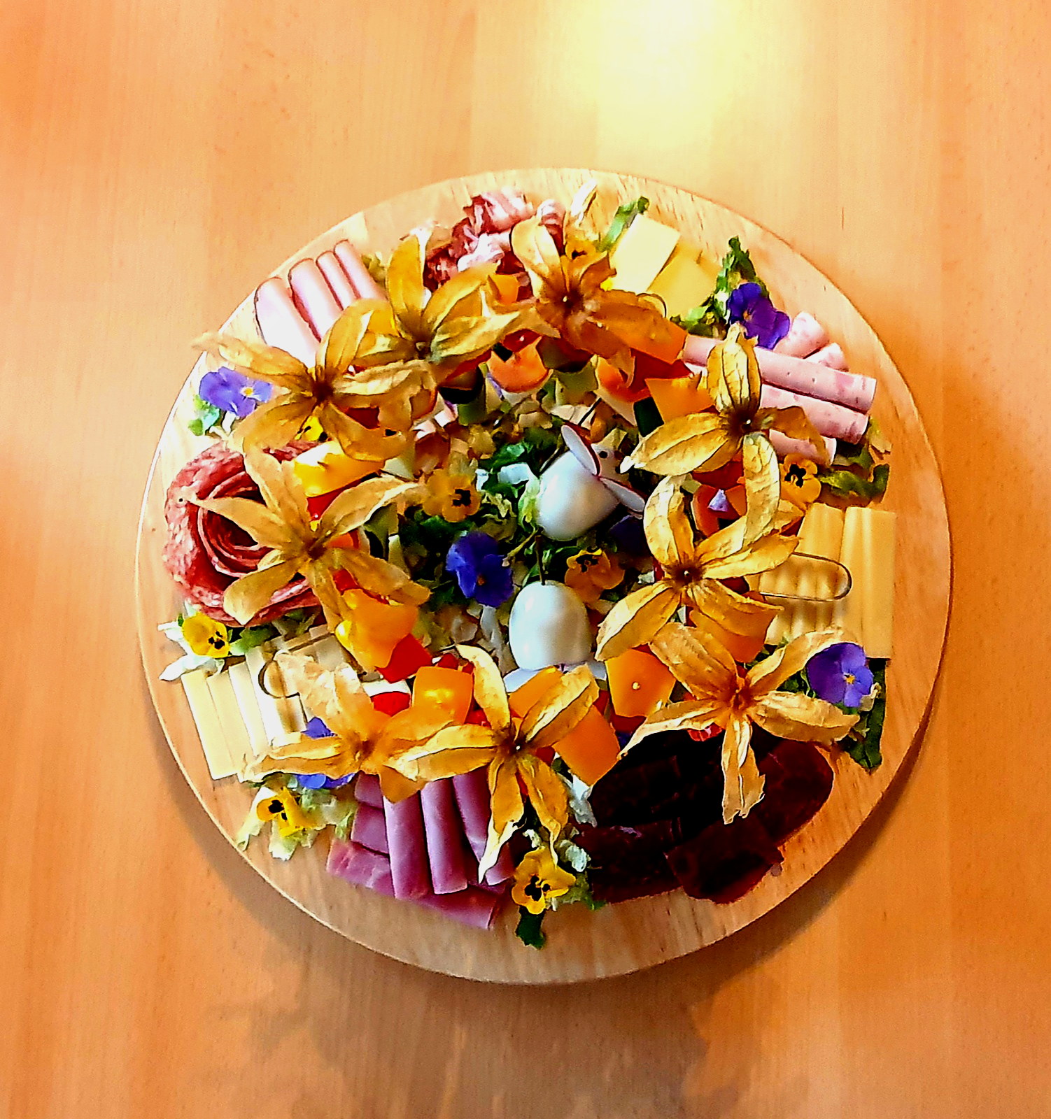 Apéro-Platte mit Aufschnitt und Käse, fertig angerichtet