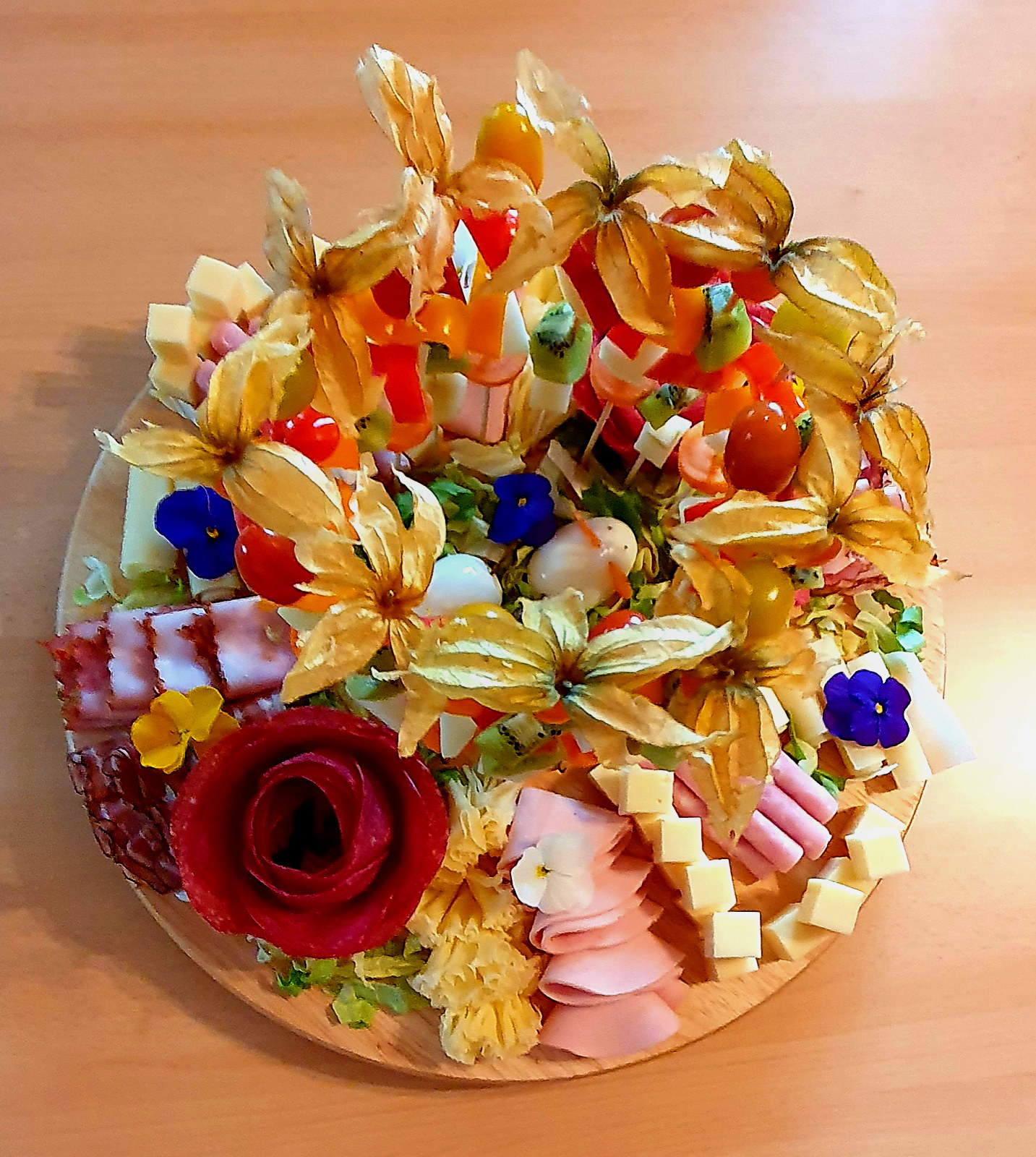Belegtes Meterpartybrot mit Lachs und Bündnerfleisch
